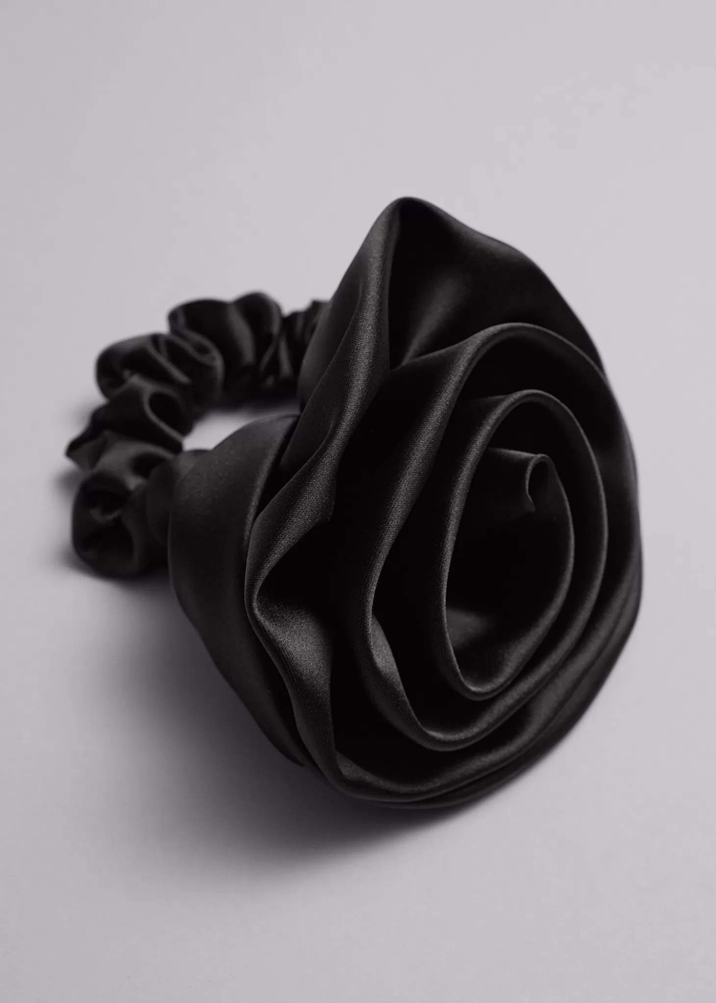 Hårtilbehør*& Other Stories Satin Rose Scrunchie Svart