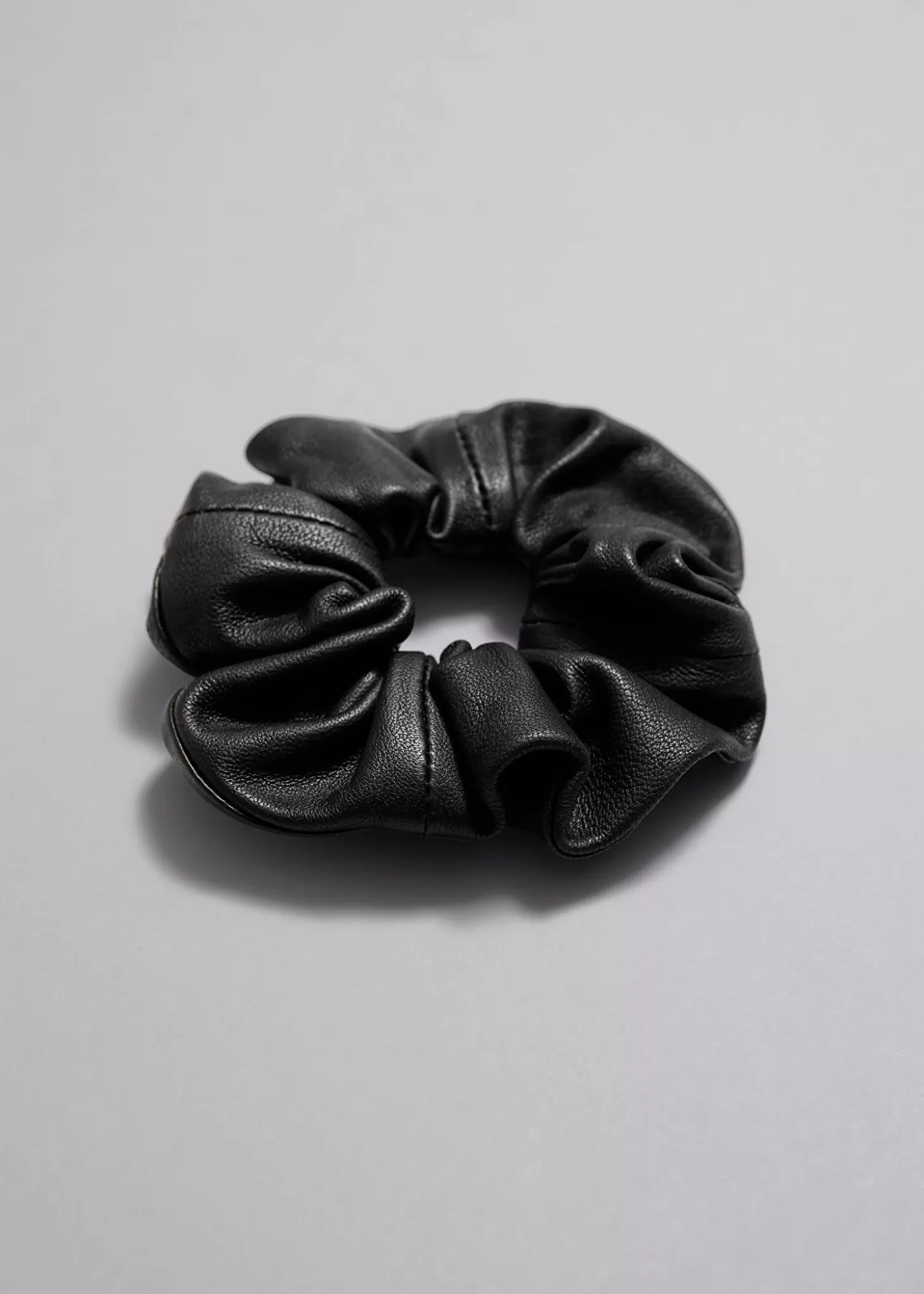 Hårtilbehør*& Other Stories Scrunchie I Skinn Svart